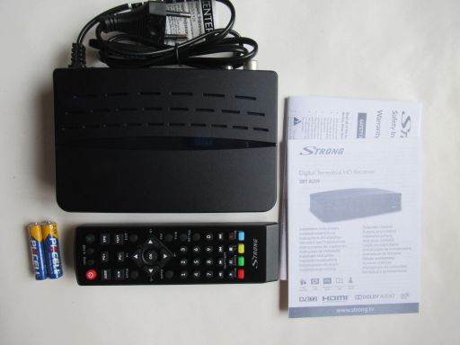 Strong SRT 8209 DVB-T2 HD Receiver, Gerät, Bedienungsanleitung, Batterien und Fernbedienung