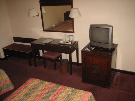 Allson Hotel, Singapore, Fernseher, Tisch mit Hocker und Kofferablage