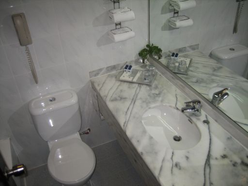 Allson Hotel, Singapore, Bad mit WC, Waschtisch und Badewanne