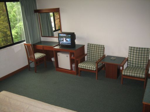 Supreme Hotel, Singapore, Fernseher, Tisch mit 2 Stühlen, Schreibtisch mit Stuhl, Kühlschrank