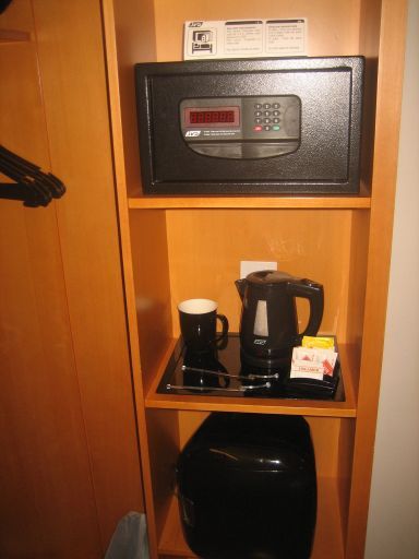 ibis Singapore on Bencoolen, Singapore, Mini Safe, Wasserkocher und kleiner Kühlschrank