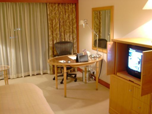 Pan Pacific Hotel Singapore, Standard Zimmer mit Schreibtisch, Fernseher