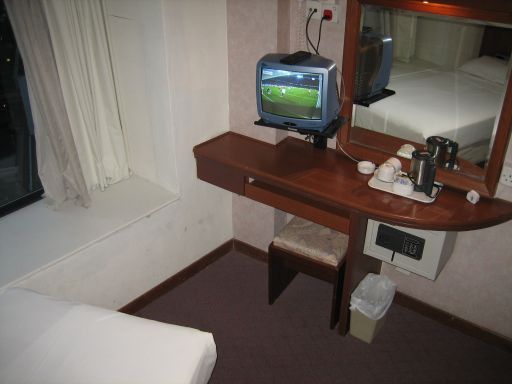 Robertson Quay Hotel, Singapore, Fernseher, Tisch mit Hocker und Mini Safe