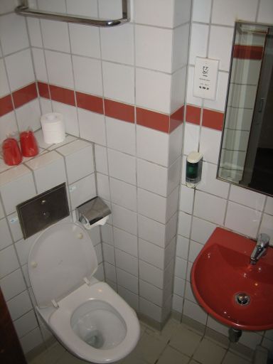 Robertson Quay Hotel, Singapore, Bad mit Waschbecken und WC