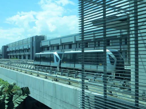 Internationaler Flughafen, Changi, SIN, Singapore, Skytrain bei der Einfahrt in die Station