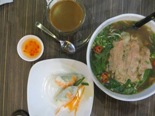 Essen Restaurant Foodcourt Hawker, Singapore, Crystal Jade Viet Cafe In, Pho Boo, Sommerrollen und Kaffee 11,65 SGD im Januar 2015