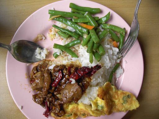 Essen Restaurant Foodcourt Hawker, Singapore, Hawker Markt mit Reis, Rindfleisch, Bohnen und Omelette im Februar 2006