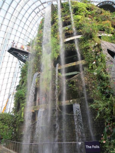 Gardens by the Bay, Flower Dome und Cloud Forest, Singapore, Cloud Forest Wasserfall Ansicht vom Eingang