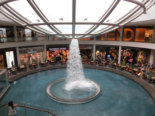 Singapore, Marina Bay Sands®, Wasserfall in der Shopping Mall