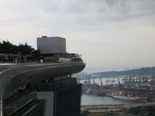 Singapore, Singapore, Marina Bay Sands® SkyPark®, Blick auf Tower 1 und 2