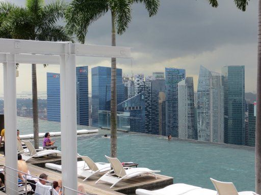 Singapore, Singapore, Marina Bay Sands® SkyPark®, Infinity Pool mit dem Bankenviertel im Hintergrund