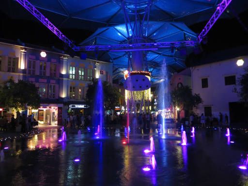 Nachtleben, Singapore, Clarke Quay überdachte Fußgängerzone mit Springbrunnen