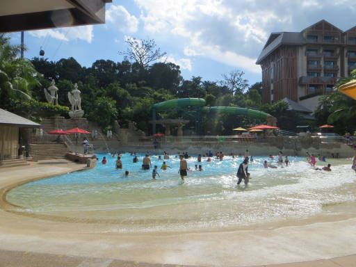 Resorts World™ Adventure Cove Waterpark™, Singapore, Bluwater Bay mit Wellen