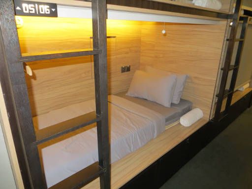 The Pod Boutique Capsule Hotel, Singapore, Kapsel Nummer 6 mit zwei Kopfkissen, ausklappbaren Tisch, Licht und Steckdose