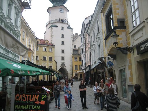 Bratislava, Slowakei, Fußgängerzone Michalska im Hintergrund der Michaeler Turm