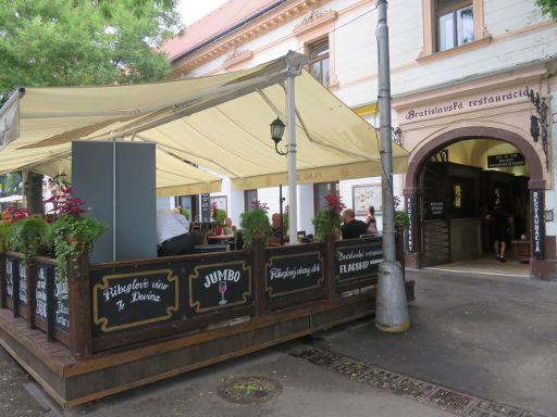 Bratislava Flagship Restaurant, Slowakei, Außenansicht mit Terrasse im Juni 2018