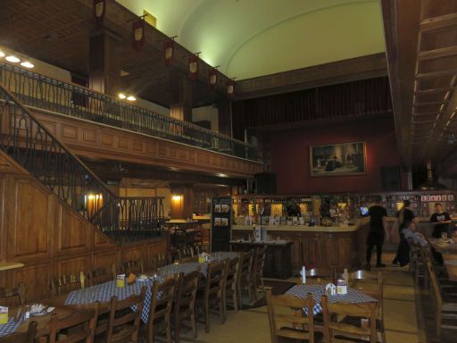 Bratislava Flagship Restaurant, Slowakei, großer Gastraum im ehemaligen Kino