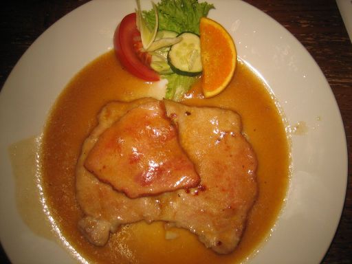 Bratislava Flagship Restaurant, Slowakei, Naturschweineschnitzel mit Schinken für 5,20 € im August 2011