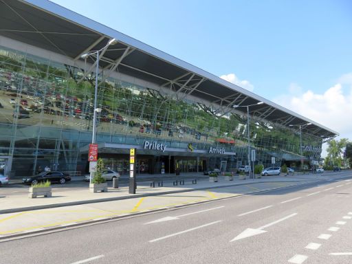 Flughafen Bratislava, BTS, Slowakei, Außenansicht Ankunft und Abflugbereich