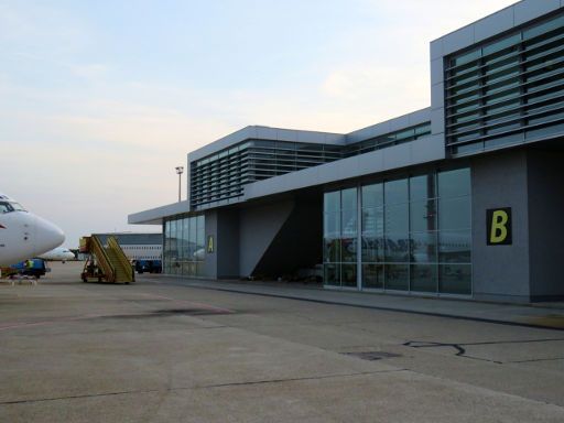 Flughafen Bratislava, BTS, Slowakei, Fußweg vom Flugzeug zum Terminalgebäude