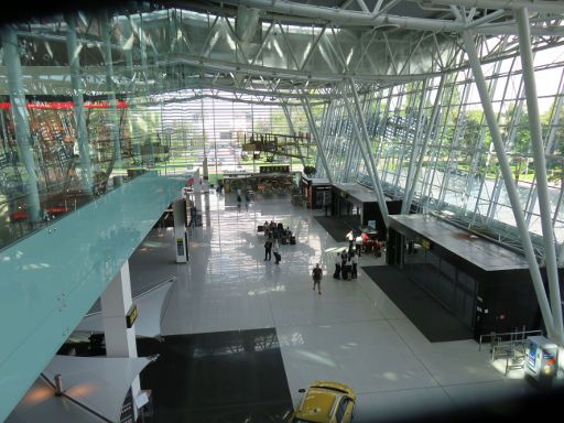 Flughafen Bratislava, BTS, Slowakei, Blick von der ersten Etage Abflugbereich auf Check–In und Gepäckabgabeschalter im Erdgeschoß