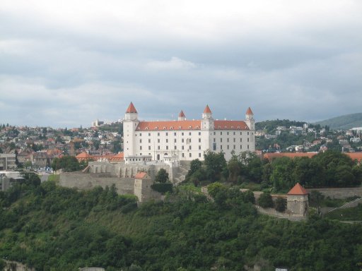 Nový Most, UFO, Aussichtsplattform, Bratislava, Slowakei, Blick auf die Burg