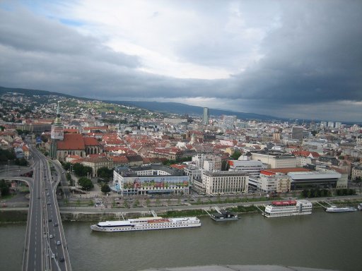 Nový Most, UFO, Aussichtsplattform, Bratislava, Slowakei, Blick auf die Donau und die Altstadt