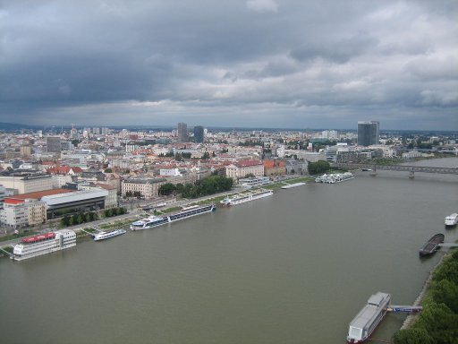 Nový Most, UFO, Aussichtsplattform, Bratislava, Slowakei, Blick auf die Donau