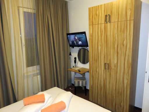 Hotel Aviator Garni Bratislava, Slowakei, Zimmer 208 A mit Flachbildfernseher, Schreibtisch, Spiegel, Hocker und Schrank