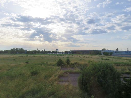 Hotel Aviator Garni Bratislava, Slowakei, Zimmer 208 A Ausblick auf die Wiese Richtung Flughafen