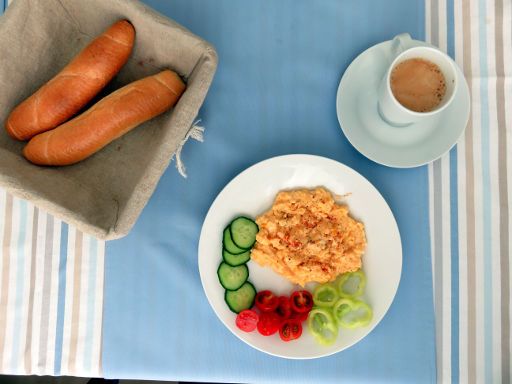 Hotel Aviator Garni Bratislava, Frühstück mit Omelette, Gurken, Paprika, Tomaten und zwei Brötchen