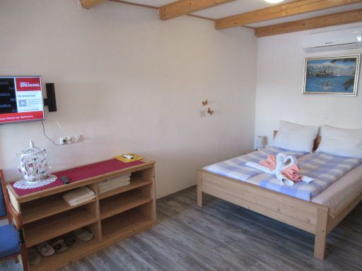 Apartments & Rooms Prešeren, Bled - Zasip, Slowenien, Zimmer 2 mit Ablageschrank und Doppelbett