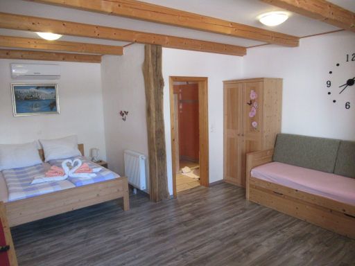 Apartments & Rooms Prešeren, Bled - Zasip, Slowenien, Zimmer 2 mit Doppelbett, Heizkörper, Tür zum Badezimmer, Schrank und Sofa