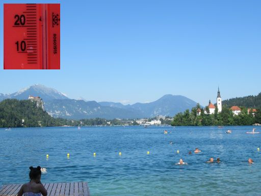 Bled, Slowenien, Badestelle mit Blick zur Insel und der Burg