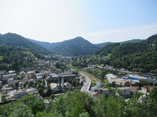 Idrija, Slowenien, Blick auf einen Teil der Stadt von der Kirche Cerkev Svetega Antona