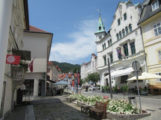 Idrija, Slowenien, Zentrum mit Straßencafés
