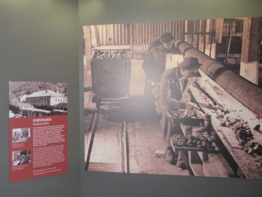 Quecksilberschmelzwerk Museum, Idrija, Slowenien, Entnahme von Proben des Zinnobererz