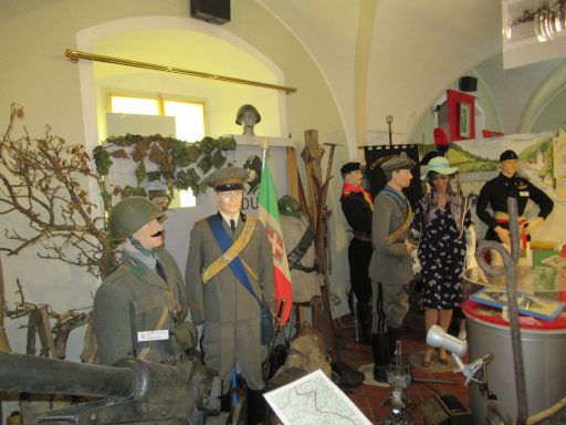 Kriegsmuseum, Idrija, Slowenien, italienische Uniformen
