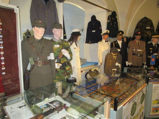 Kriegsmuseum, Idrija, Slowenien, verschiedene Uniformen