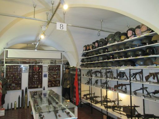 Kriegsmuseum, Idrija, Slowenien, verschiedene Helme, Gewehre, Granaten