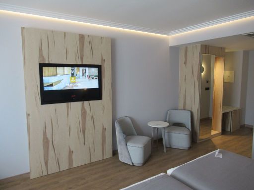 Hotel El Mirador, Loja, Spanien, Zimmer 211 mit Wandschrank, Minisafe, Kofferablage, lautloser Kühlschrank und Eingangstür