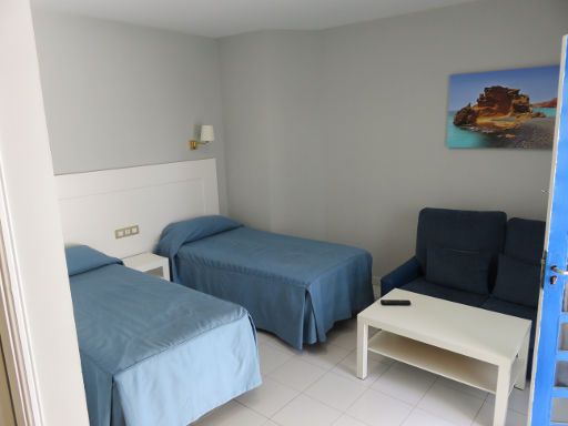 Apartamentos Panorama Puerto del Carmen, Lanzarote, Spanien, Zimmer 100 mit zwei Einzelbetten, Wandleuchten, Tisch und Sofa