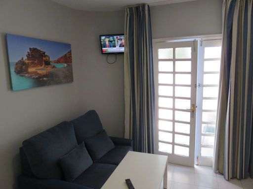 Apartamentos Panorama, Puerto del Carmen, Lanzarote, Spanien, Zimmer 100 mit Flachbildfernseher, Balkontür und lichtdichten Vorhängen