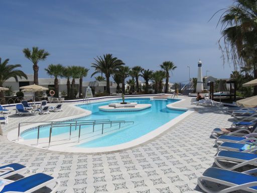 Apartamentos Panorama Puerto del Carmen, Lanzarote, Spanien, Schwimmbecken mit Liegen im Schatten und in der Sonne