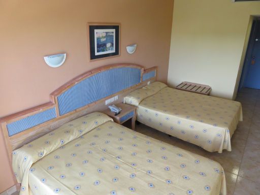 Hotel Bergantín, San Antonio, Ibiza, Spanien, Zimmer 217 mit zwei Doppelbetten, Telefon, Wandleuchten, Kofferablage und Trennwand zum Bad