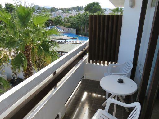 Hotel Bergantín, San Antonio, Ibiza, Spanien, Balkon mit zwei Kunststoffstühlen, Tisch und Blick zum Schwimmbad