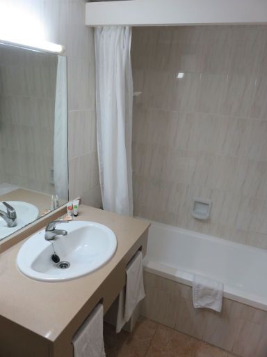 Hotel Bergantín, San Antonio, Ibiza, Spanien, Bad mit Waschbecken und Badewanne