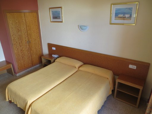 Hotel S’Anfora & Fleming San Antonio, Ibiza, Spanien, Zimmer 217 mit zwei Einzelbetten, Kofferablage, Schrank mit Minisafe, Telefon und Wandleuchte