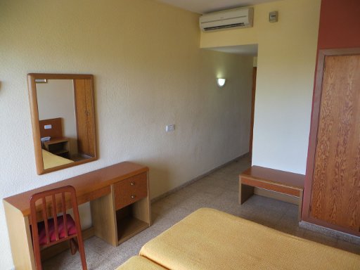 Hotel S’Anfora & Fleming, San Antonio, Ibiza, Spanien, Zimmer 217 mit Wandspiegel, Schreibtisch, Stuhl, und Eingangstür