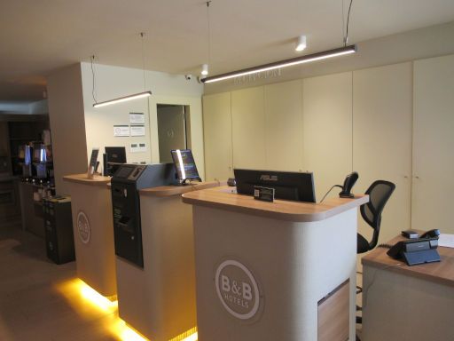 B&B Hotel Almer&iacute;a V&iacute;car, Almer&iacute;a, Spanien, Empfangshalle mit Rezeption und Gratis Kaffeeautomaten